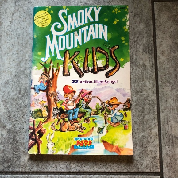 Smoky Mountain Kids Book - Green Cover - Picture 1 of 7